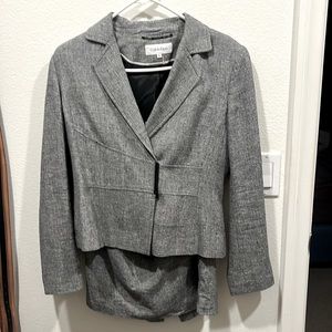 Calvin Klein Herringbone Gray Size 6 Linen (61%) Rayon (39%) women’s suit.